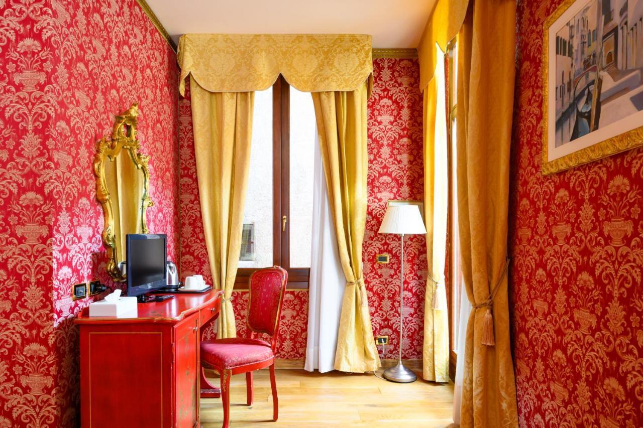 Junior Suite Balcony Canal View