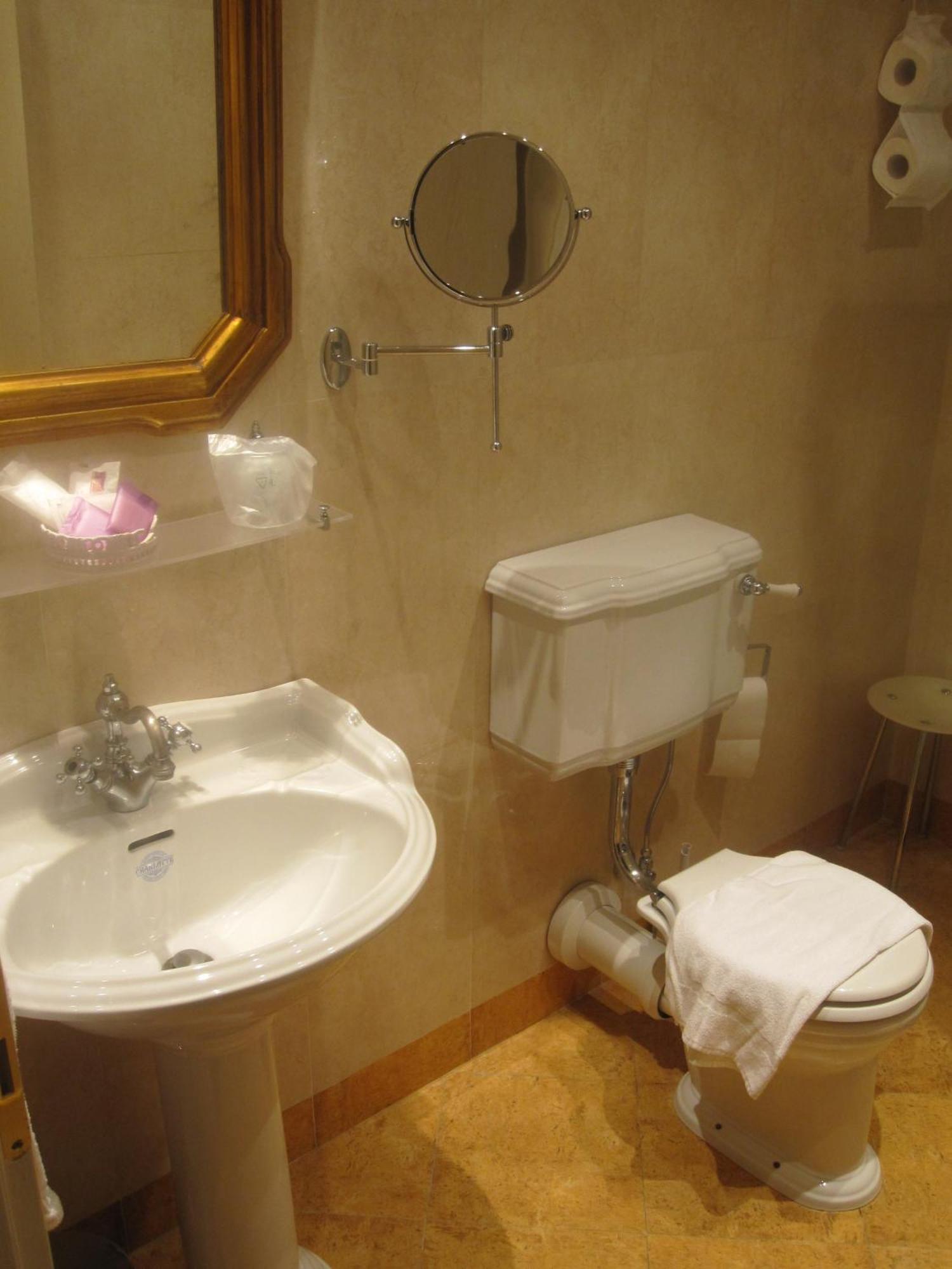 Small Double or Twin Room,685662393:JPEG