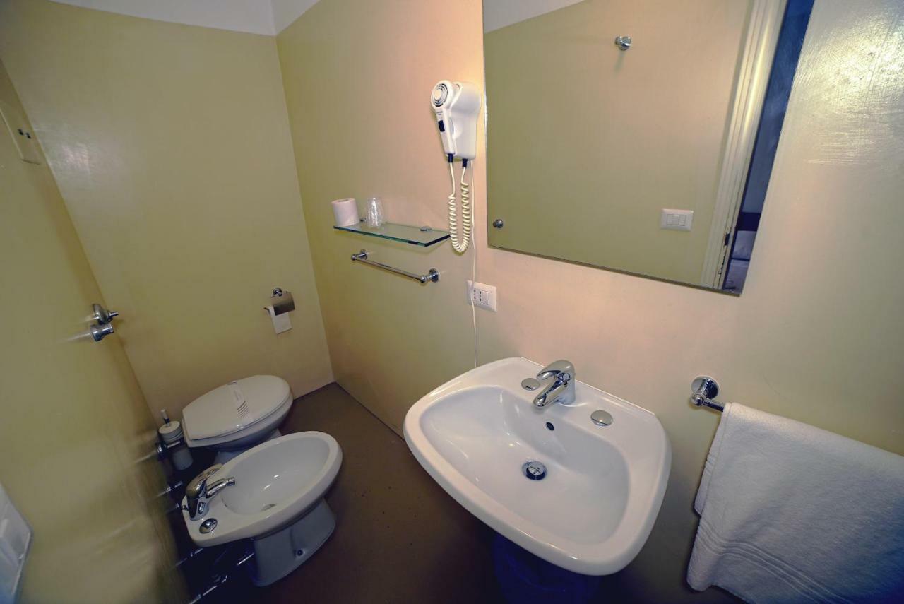 Kleine Tweepersoonskamer met Eigen Externe Badkamer